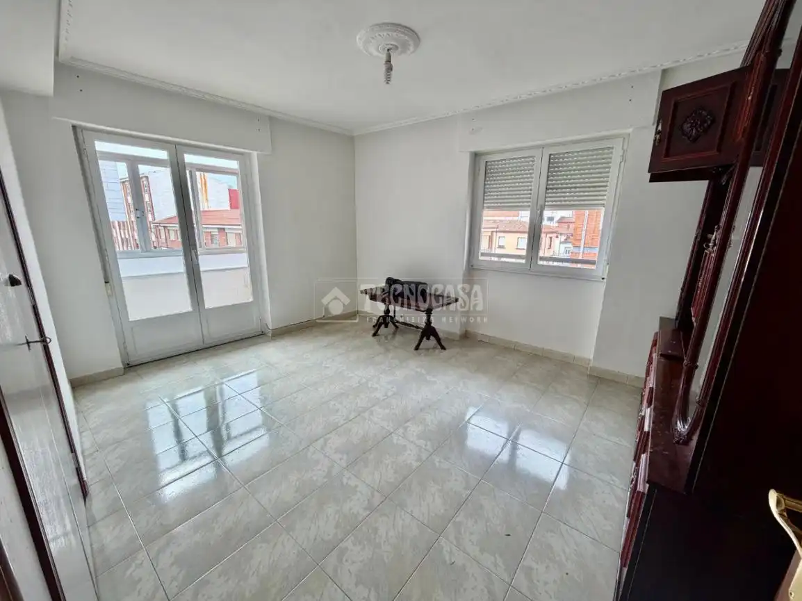Habitación de Piso en venta en León Capital  con Calefacción, Terraza y Trastero