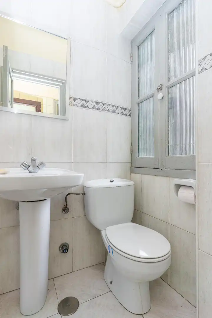 Bany de Pis en venda en Oviedo  amb Terrassa i Balcó