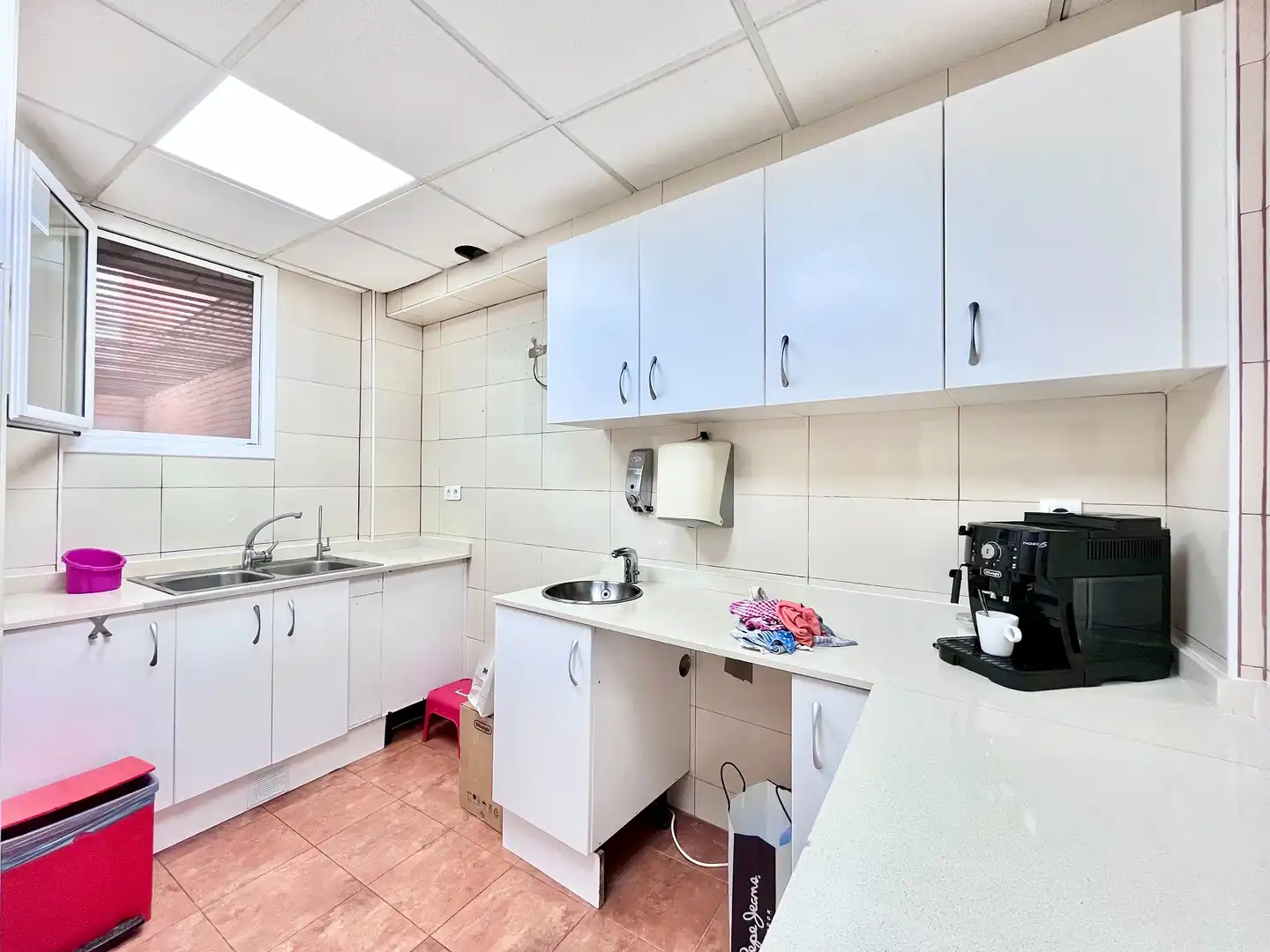 Cocina de Oficina de alquiler en Barcelona con Aire acondicionado y Calefacción