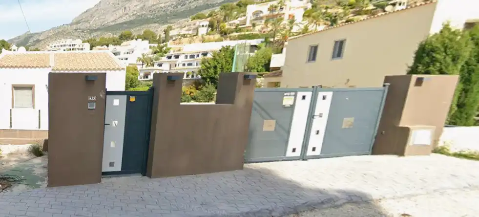 Chalet con jardín en venta en Avenida Dénia 29