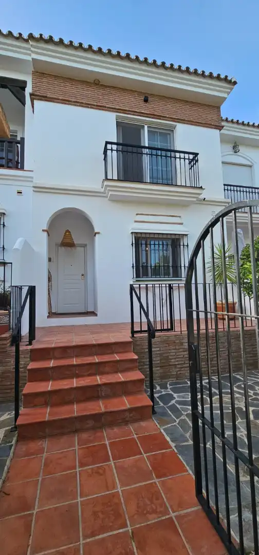 Casa adosada de alquiler en Alhaurín de la Torre con Aire acondicionado, Jardín privado y Terraza