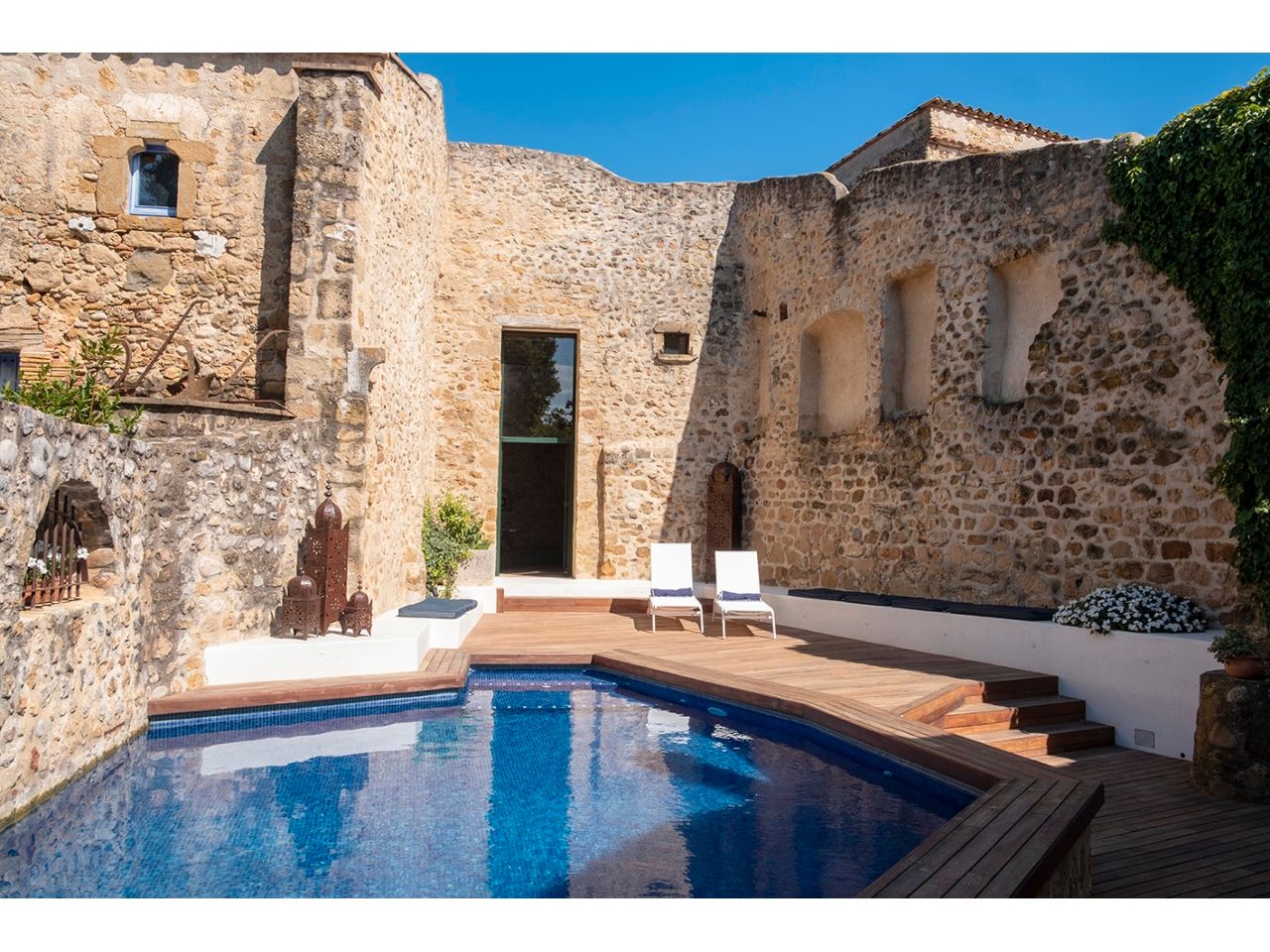 Piscina de Casa o xalet en venda en Sant Jordi Desvalls amb Aire condicionat, Calefacció i Jardí privat