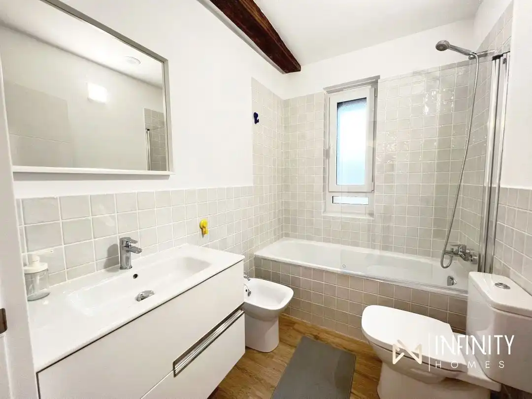 Bathroom of Flat for rent in Bilbao   with Heating and Balcony