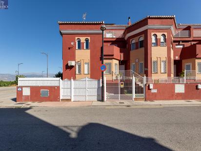 Vista exterior de Casa adosada en venda en Las Gabias amb Aire condicionat, Jardí privat i Parquet