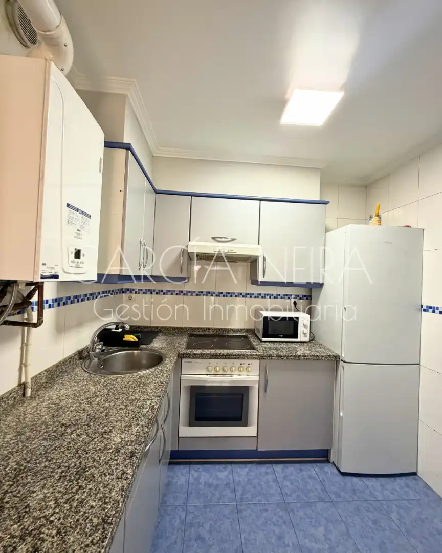 Cuina de Pis en venda en Oviedo  amb Calefacció, Parquet i Moblat