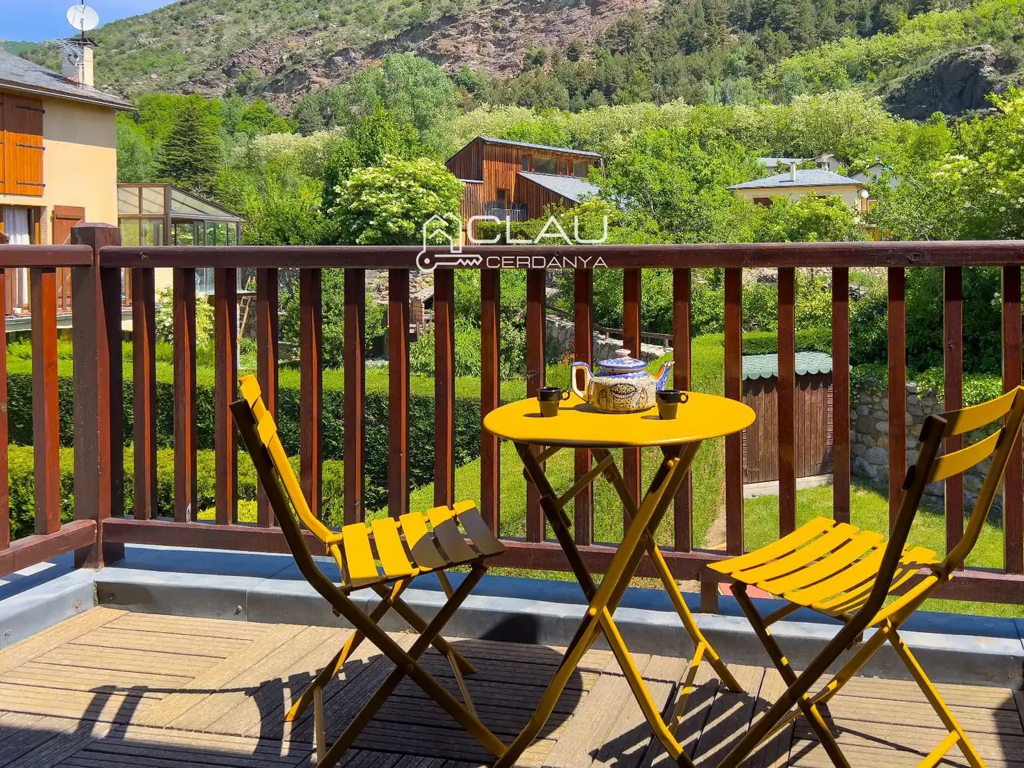 Terrasse von Einfamilien-Reihenhaus zur Miete in Latour - de - Carol mit Heizung, Privatgarten und Terrasse