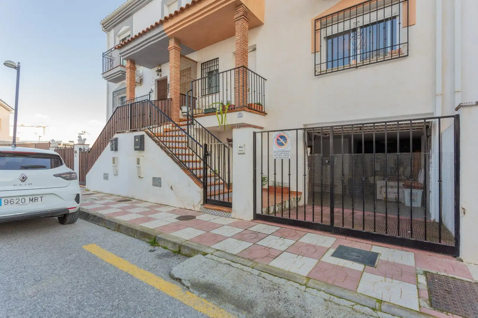 Vista exterior de Casa adosada en venda en Cúllar Vega amb Aire condicionat, Calefacció i Moblat