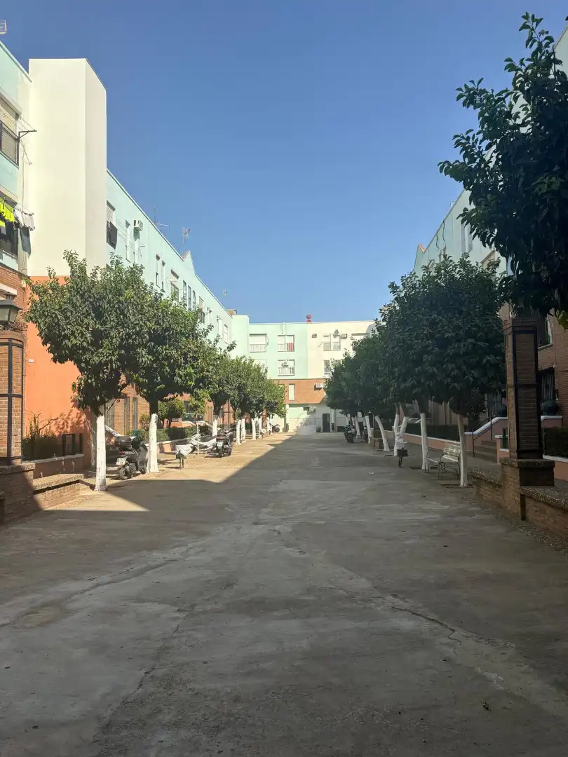 Vista exterior de Pis en venda en Sevilla amb Terrassa i Balcó