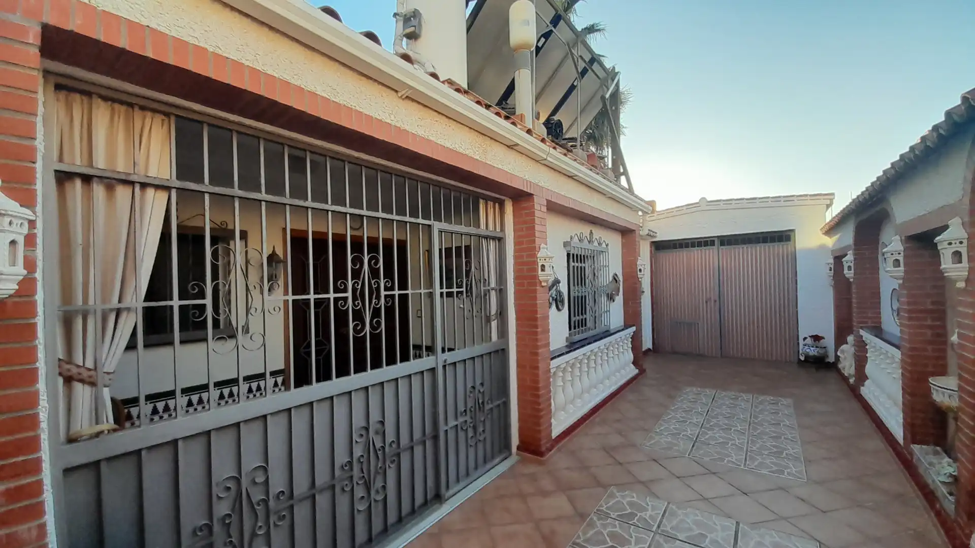 Vista exterior de Casa o xalet en venda en Vélez-Málaga amb Aire condicionat, Calefacció i Jardí privat