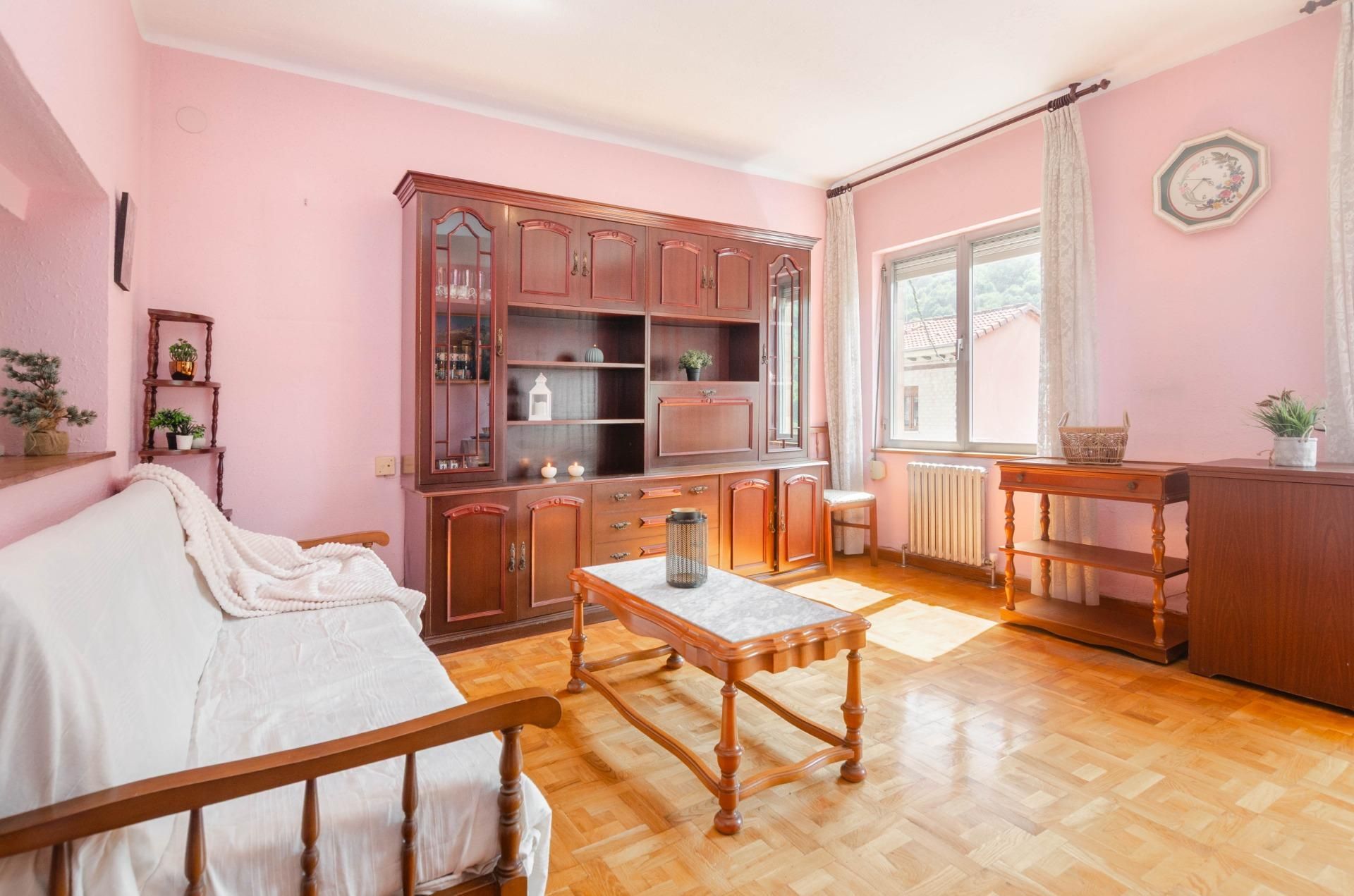 Sala d'estar de Casa o xalet en venda en San Martín del Rey Aurelio amb Calefacció, Jardí privat i Traster