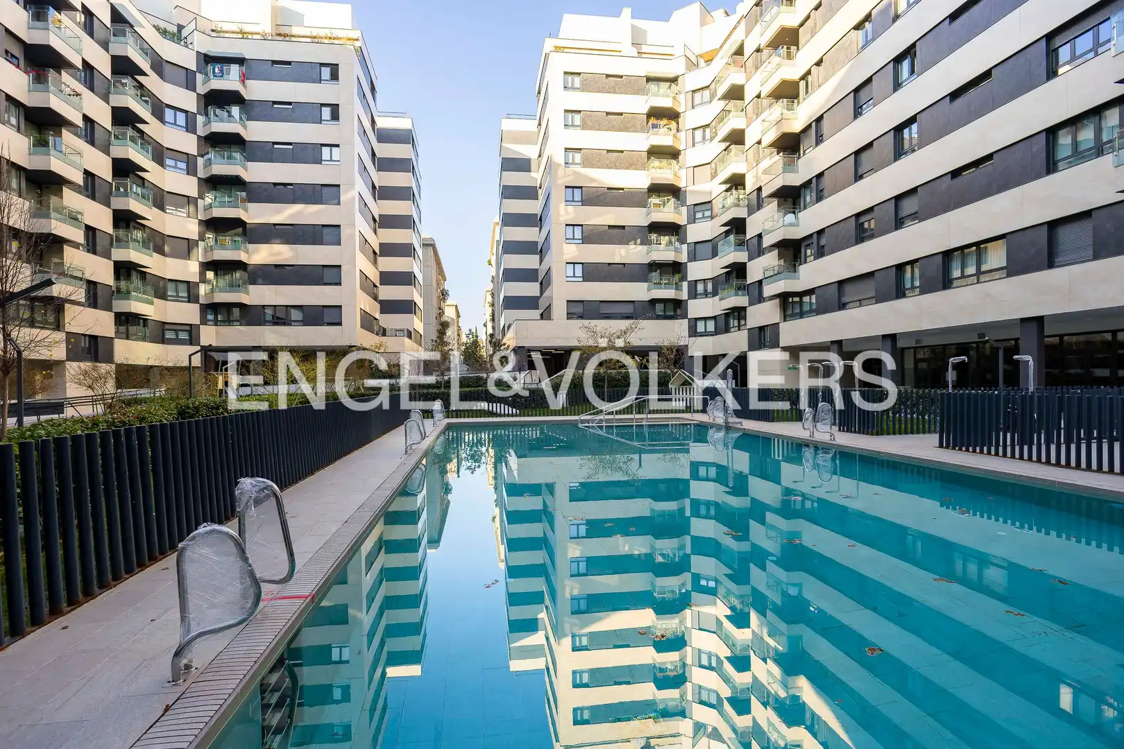 Piscina de Piso de alquiler en Madrid con Aire acondicionado, Calefacción y Jardín privado