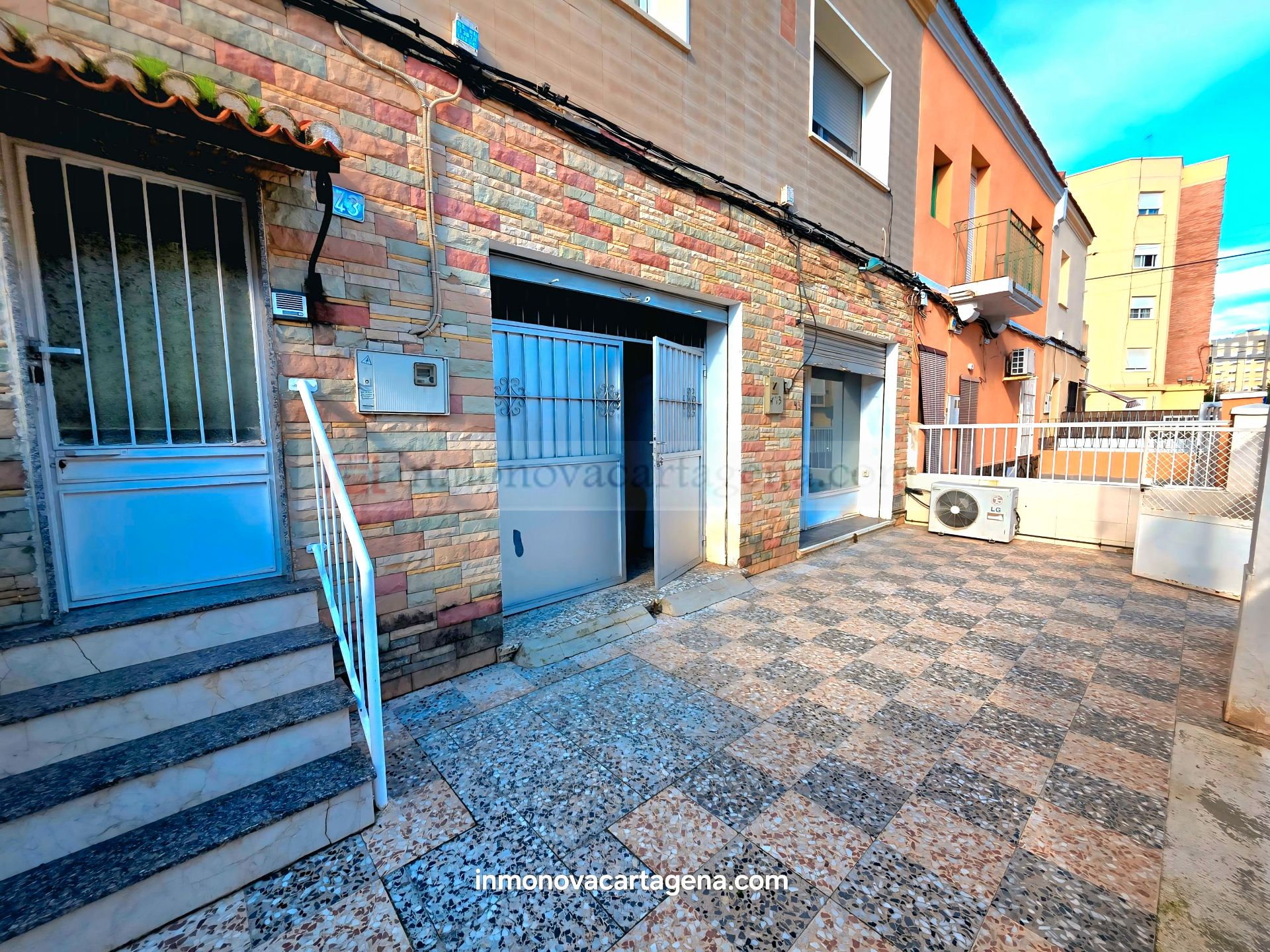 Vista exterior de Edificio en venta en Cartagena