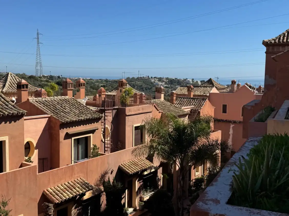 Vista exterior de Casa adosada en venda en Estepona amb Aire condicionat, Calefacció i Jardí privat