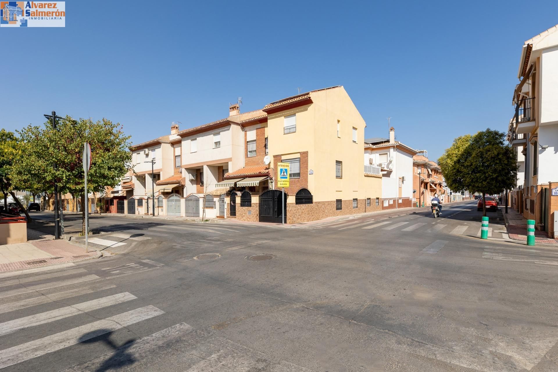 Vista exterior de Casa adosada en venda en Armilla amb Calefacció i Traster