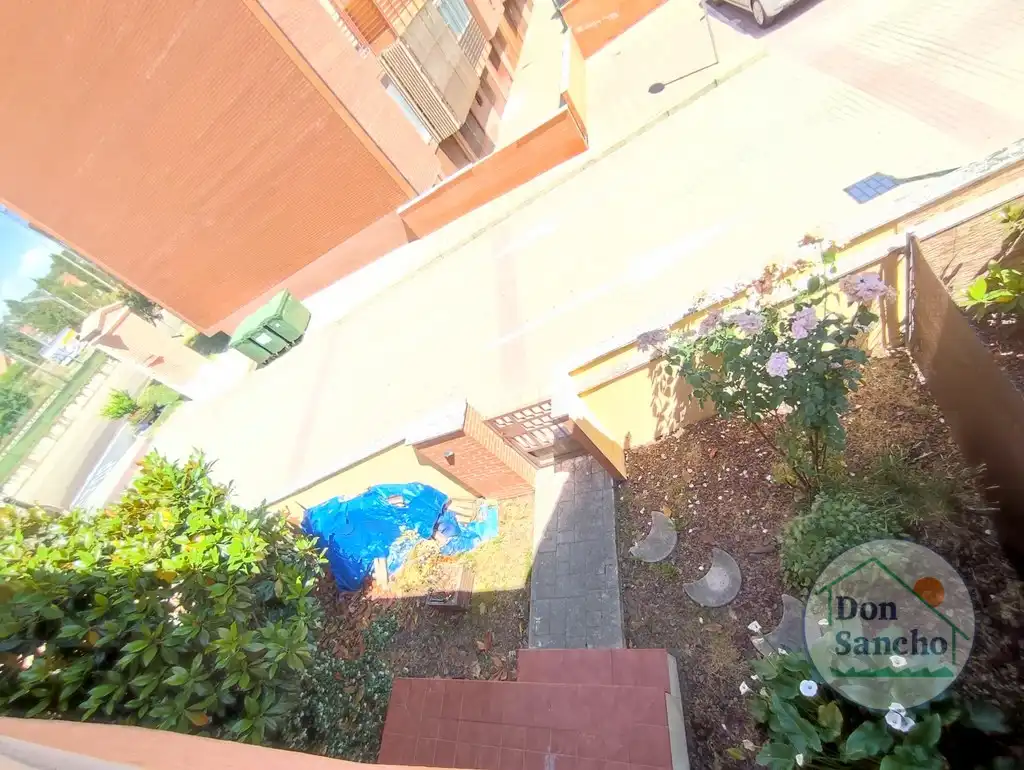 Vista exterior de Casa adosada en venta en Viana de Cega con Calefacción, Jardín privado y Terraza