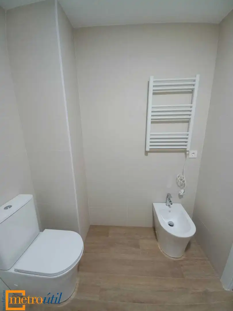 Bathroom of Flat for sale in Salamanca  with Air Conditioner, Heating and Parquet flooring