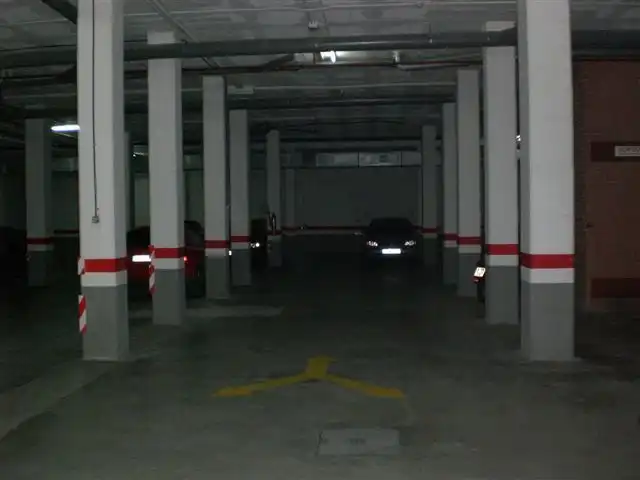 Aparcamiento en alquiler en AVENIDA LLUIS COMPANYS 15, imagen 2