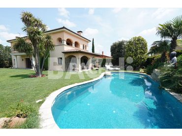 Casa con piscina in vendita a Calle Sant Fruitós 37