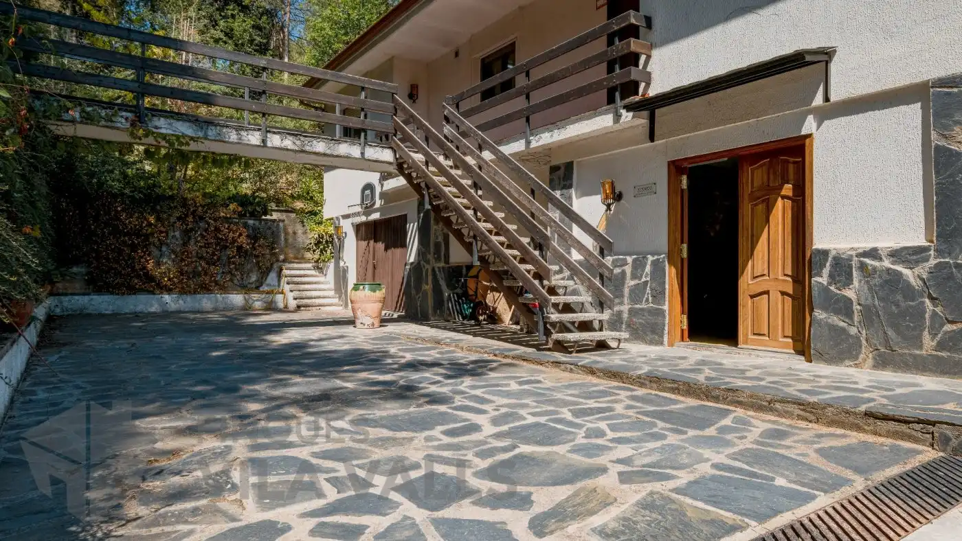 Außenansicht von Haus oder Chalet zum Verkauf in Sant Quirze Safaja mit Privatgarten und Balkon