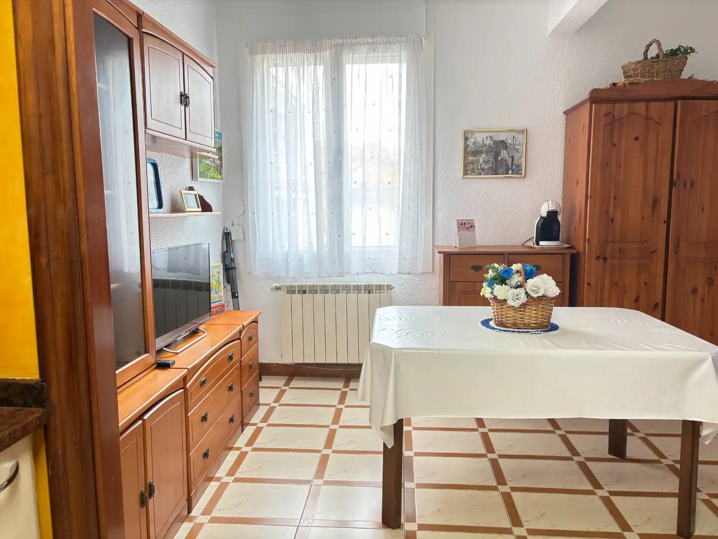 Sala d'estar de Pis en venda en Donostia - San Sebastián  amb Calefacció, Traster i Moblat