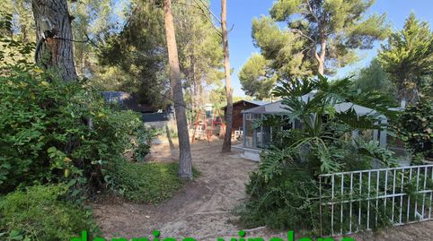 Parcela vallada con 2 casas madera y vivienda modular