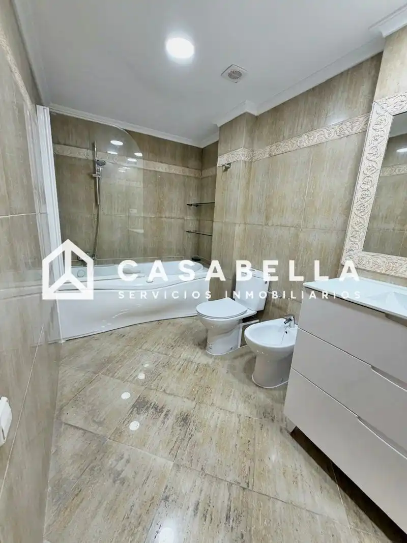 Baño de Piso de alquiler en Valencia con Aire acondicionado, Calefacción y Trastero