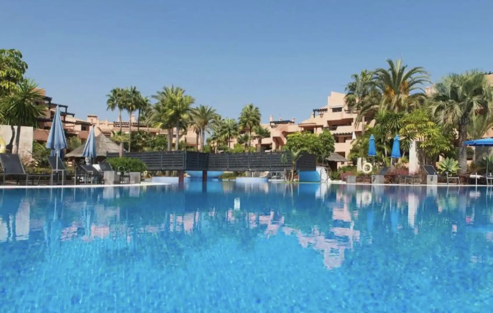 Vista exterior de Apartamento en venta en Estepona con Aire acondicionado, Terraza y Piscina