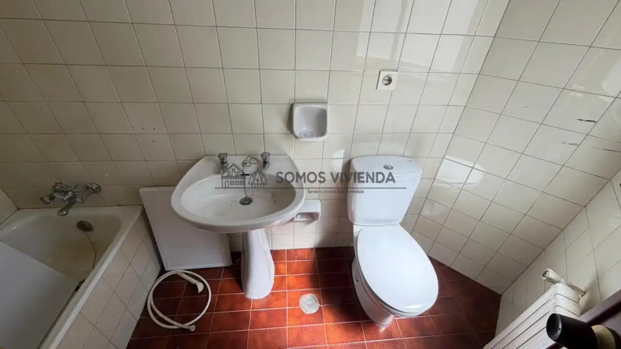 Bathroom of Flat for sale in Ourense Capital   with Heating, Parquet flooring and Balcony