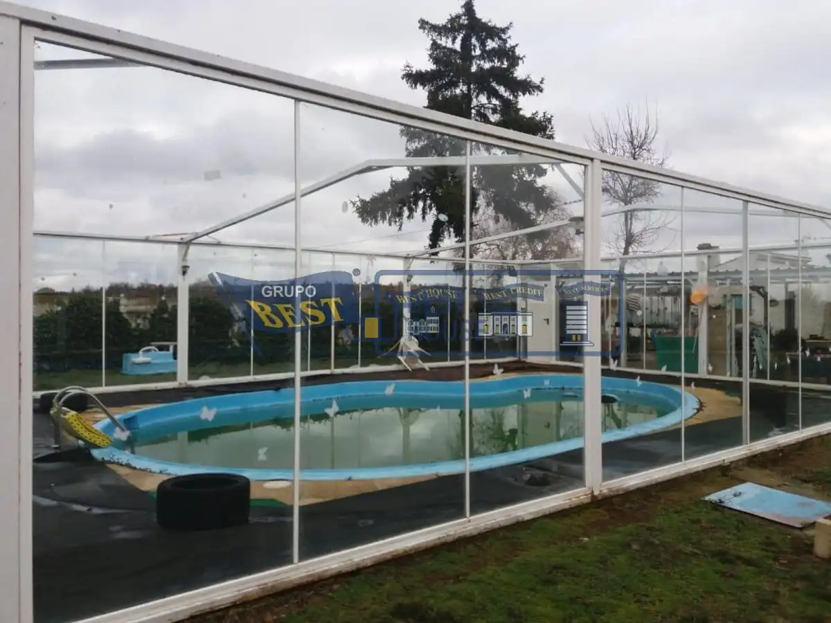 Swimming pool of Houses for sale in Chozas de Abajo  with Heating, Private garden and Parquet flooring