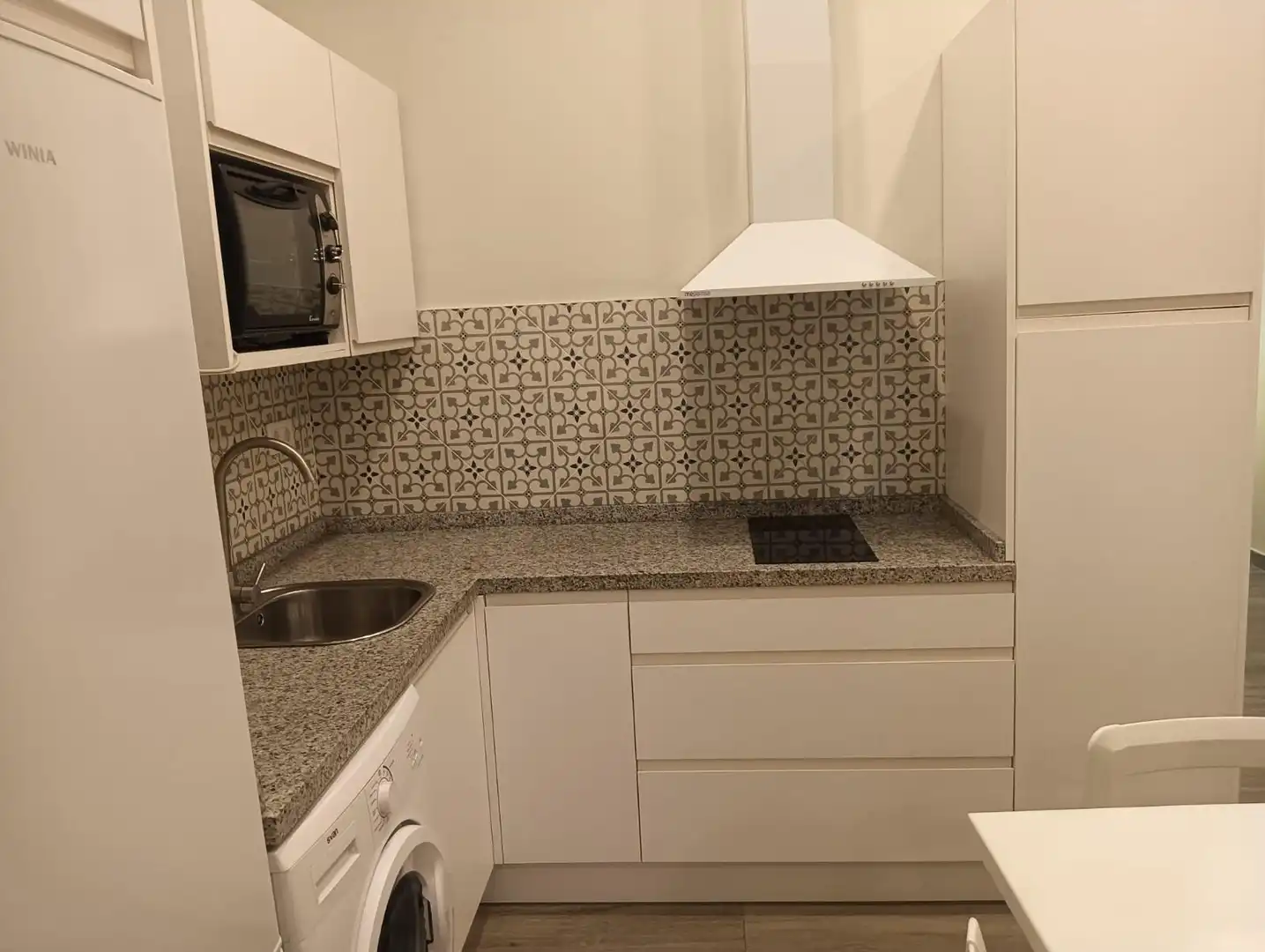 Cuina de Apartament de lloguer en Sevilla amb Aire condicionat i Moblat