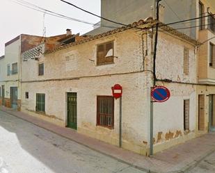 Vista exterior de Casa adosada en venda en Utiel amb Calefacció i Terrassa