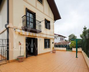 Vista exterior de Casa o xalet en venda en Irun  amb Terrassa i Balcó