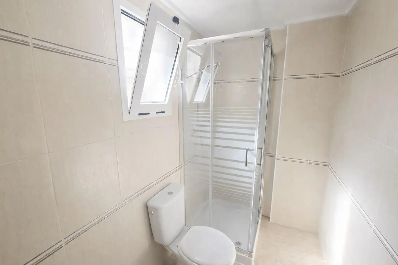 Badezimmer von Wohnung zum Verkauf in Torrevieja mit Klimaanlage, Heizung und Privatgarten