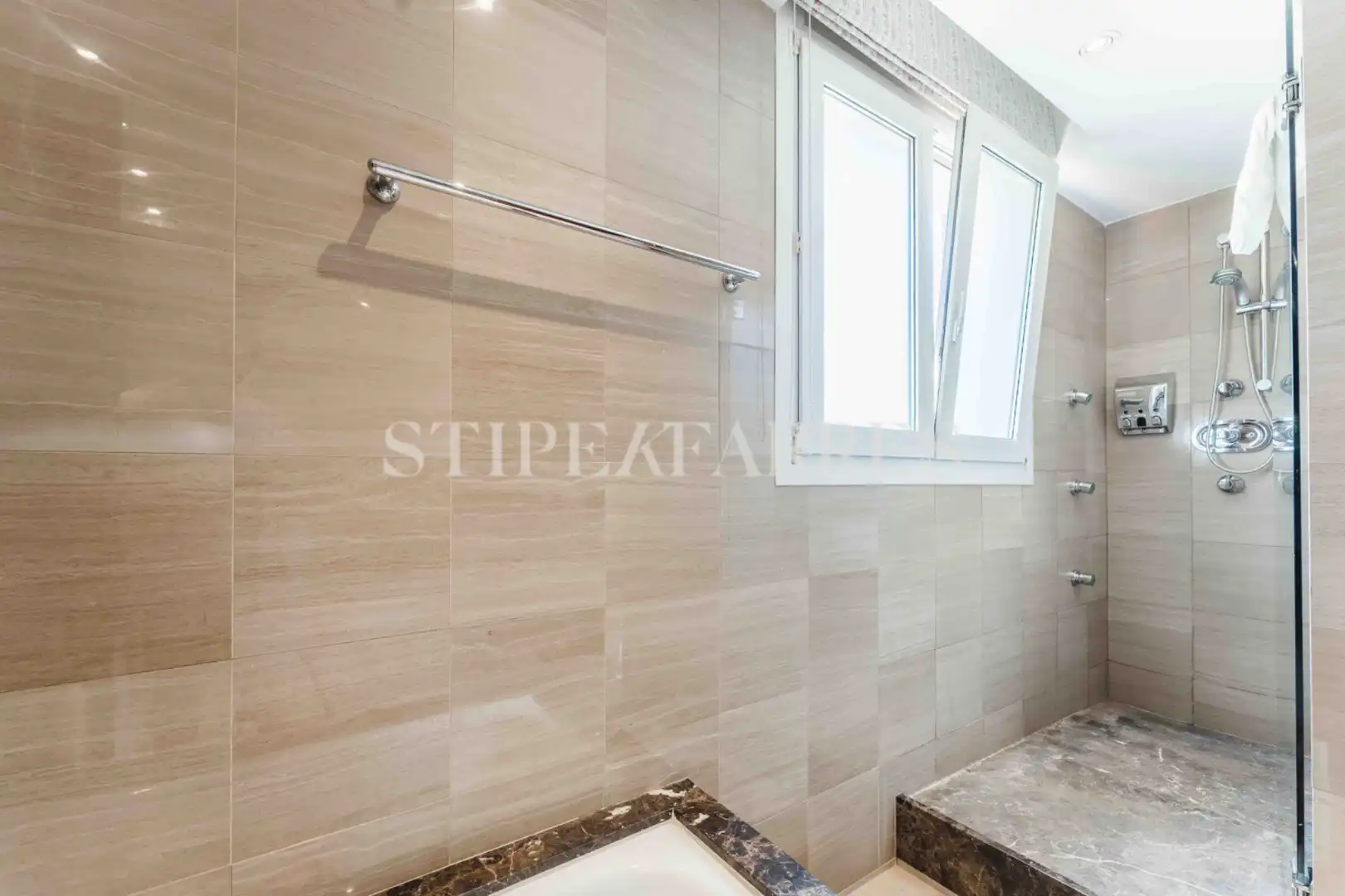 Badezimmer von Haus oder Chalet zum Verkauf in Barcelona mit Klimaanlage, Heizung und Privatgarten