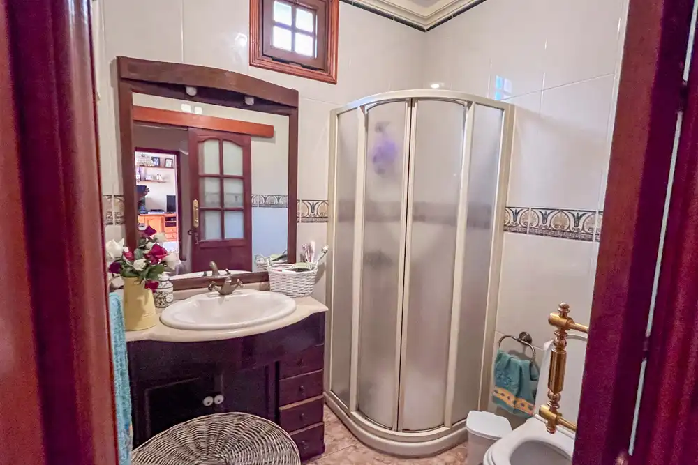 Badezimmer von Einfamilien-Reihenhaus zum Verkauf in Agulo