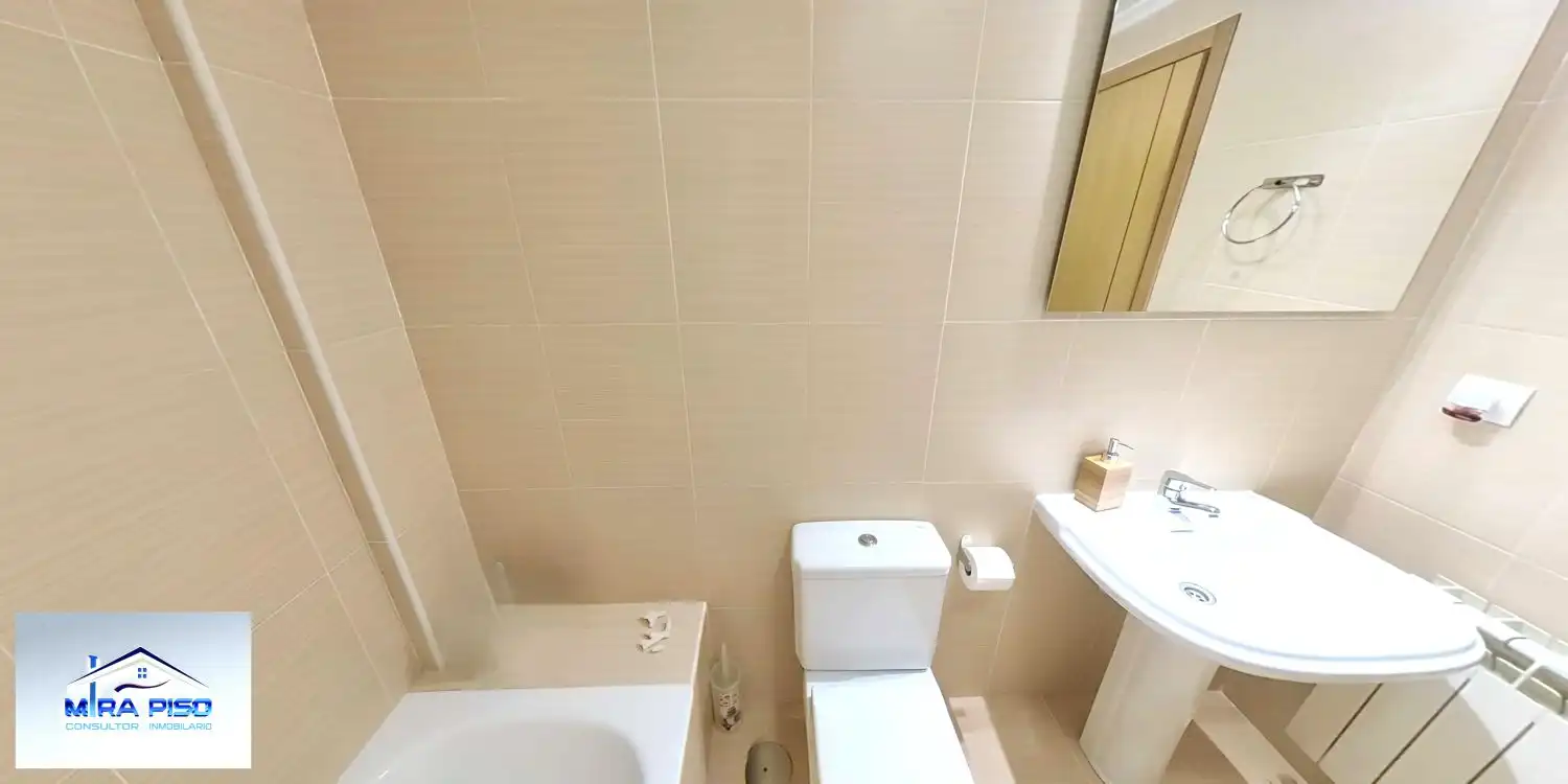 Baño de Ático en venta en Entrambasaguas con Calefacción, Parquet y Terraza