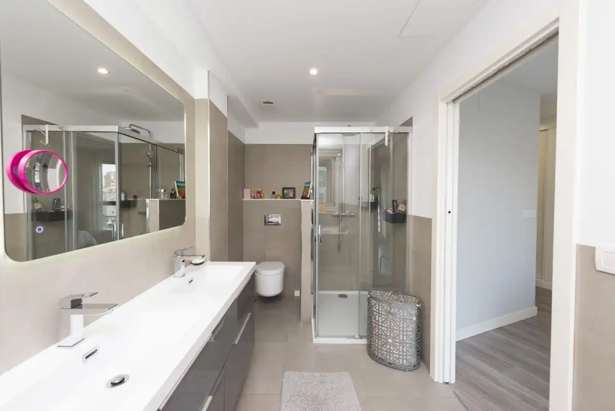 Bathroom of Flat for sale in A Coruña Capital   with Heating, Terrace and Storage room