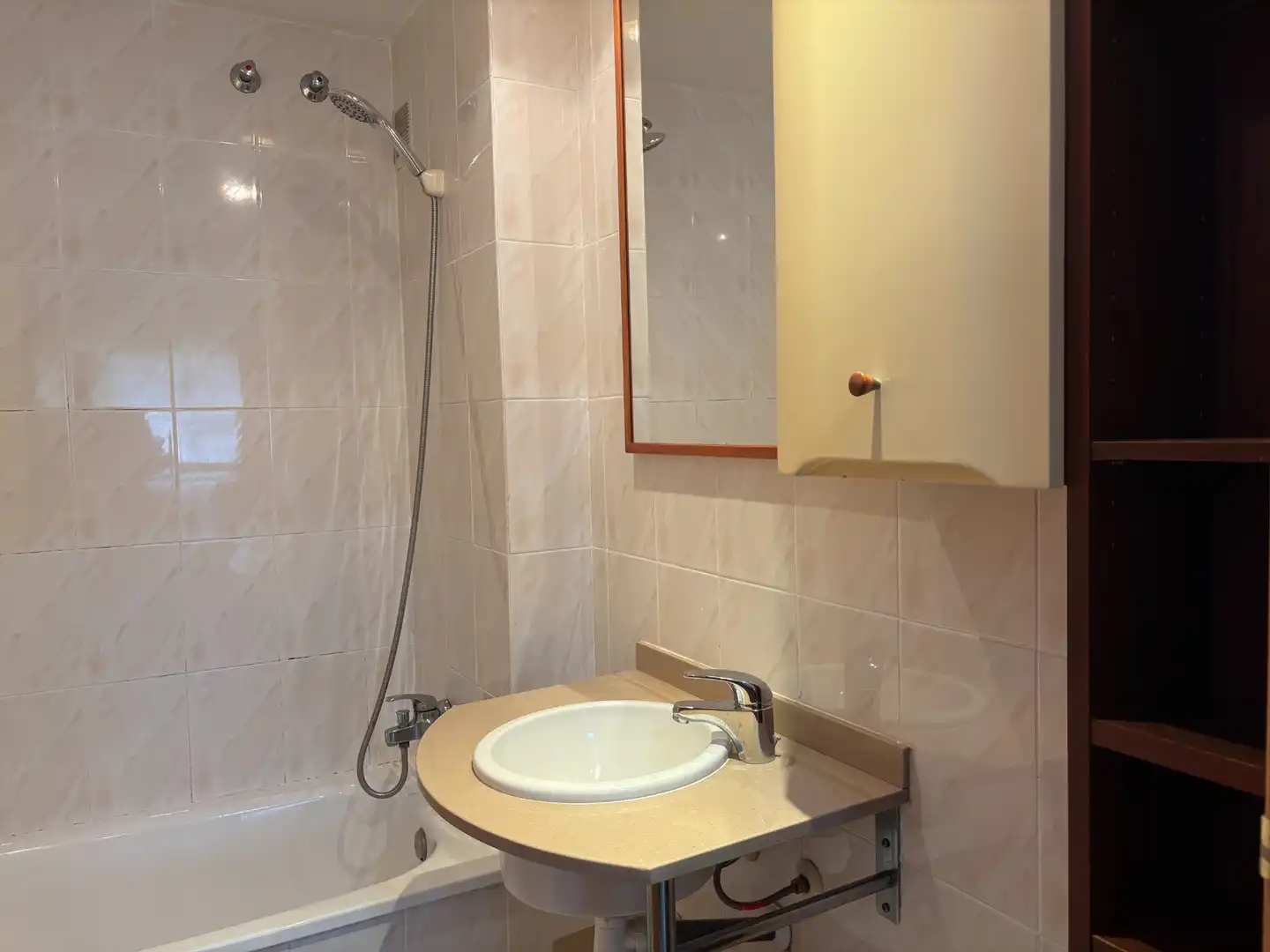 Badezimmer von Wohnung zum Verkauf in Girona mit Klimaanlage, Heizung und Balkon