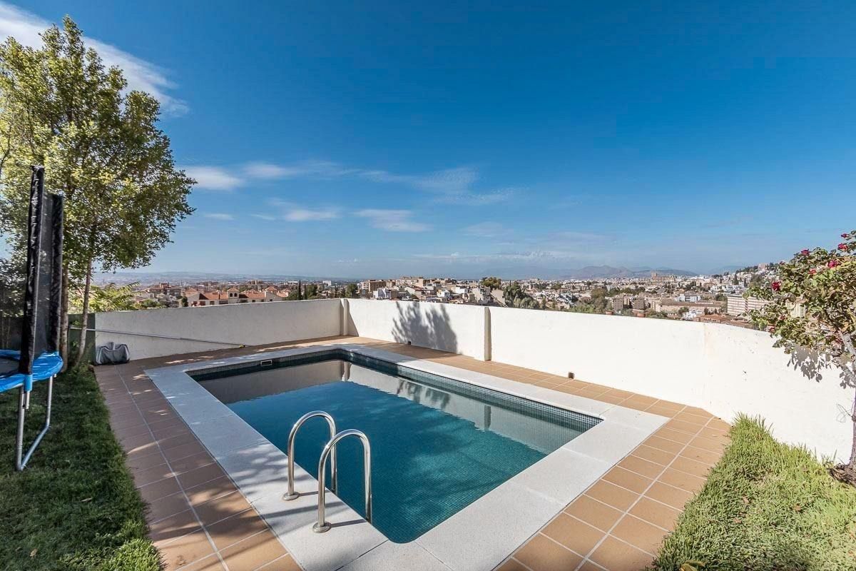 Piscina de Casa o xalet en venda en  Granada Capital amb Aire condicionat, Calefacció i Jardí privat