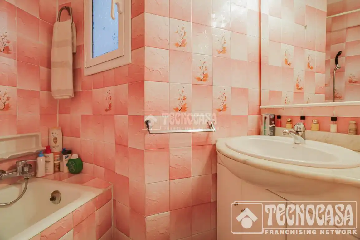 Baño de Casa adosada en venta en Santa Coloma de Gramenet con Aire acondicionado, Calefacción y Parquet