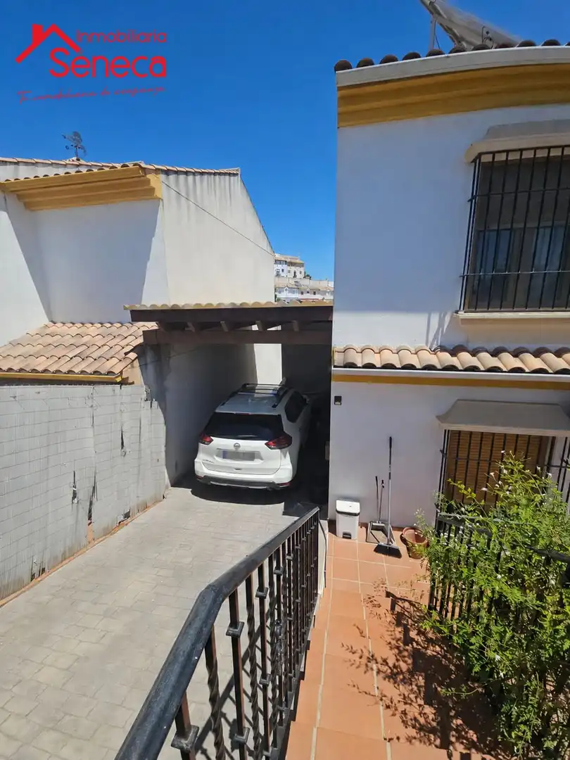Aparcament de Casa adosada en venda en Córdoba amb Aire condicionat, Calefacció i Terrassa