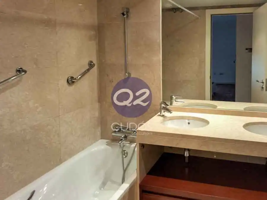 Badezimmer von Wohnung zur Miete in Lleida mit Klimaanlage, Heizung und Parkett