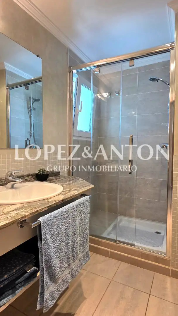 Bathroom of Houses for sale in L'Eliana  with Air Conditioner, Private garden and Terrace