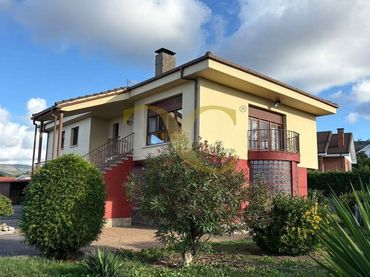 House with balcony for sale in Camín de Huerces