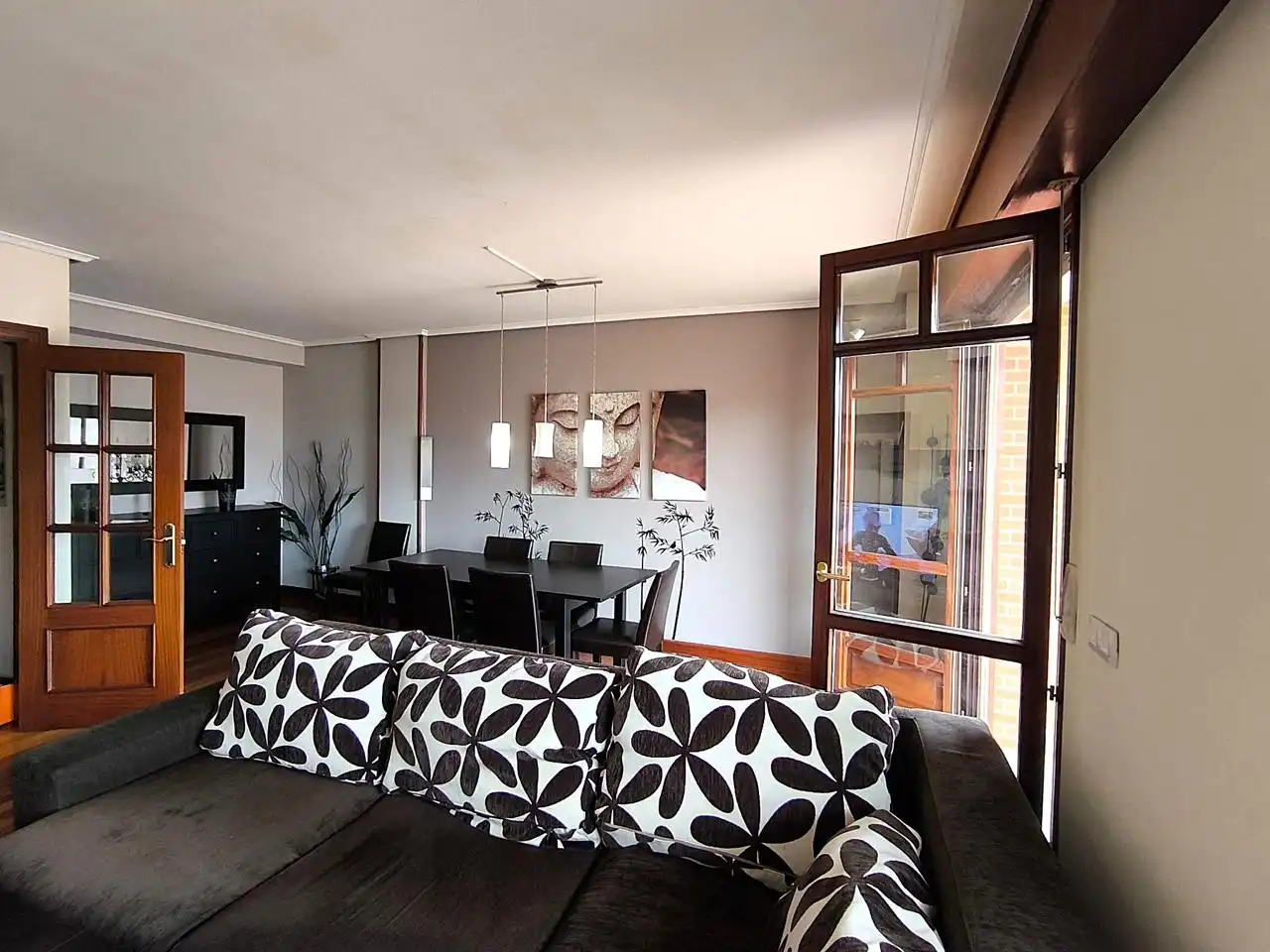 Sala de estar de Casa adosada en venta en Castro-Urdiales con Calefacción, Terraza y Balcón
