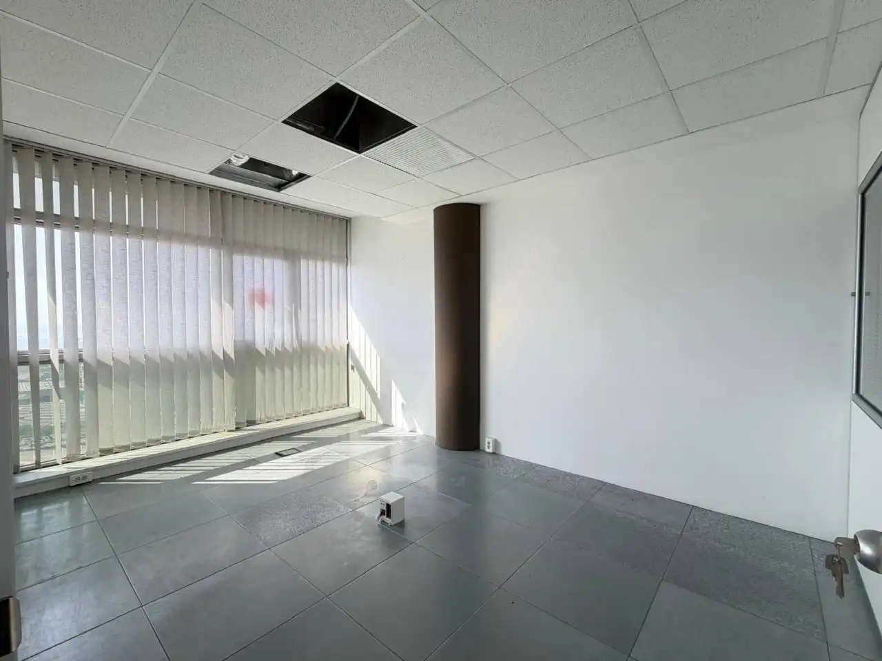 Büro zur Miete in Badalona mit Klimaanlage, Heizung und Alarm
