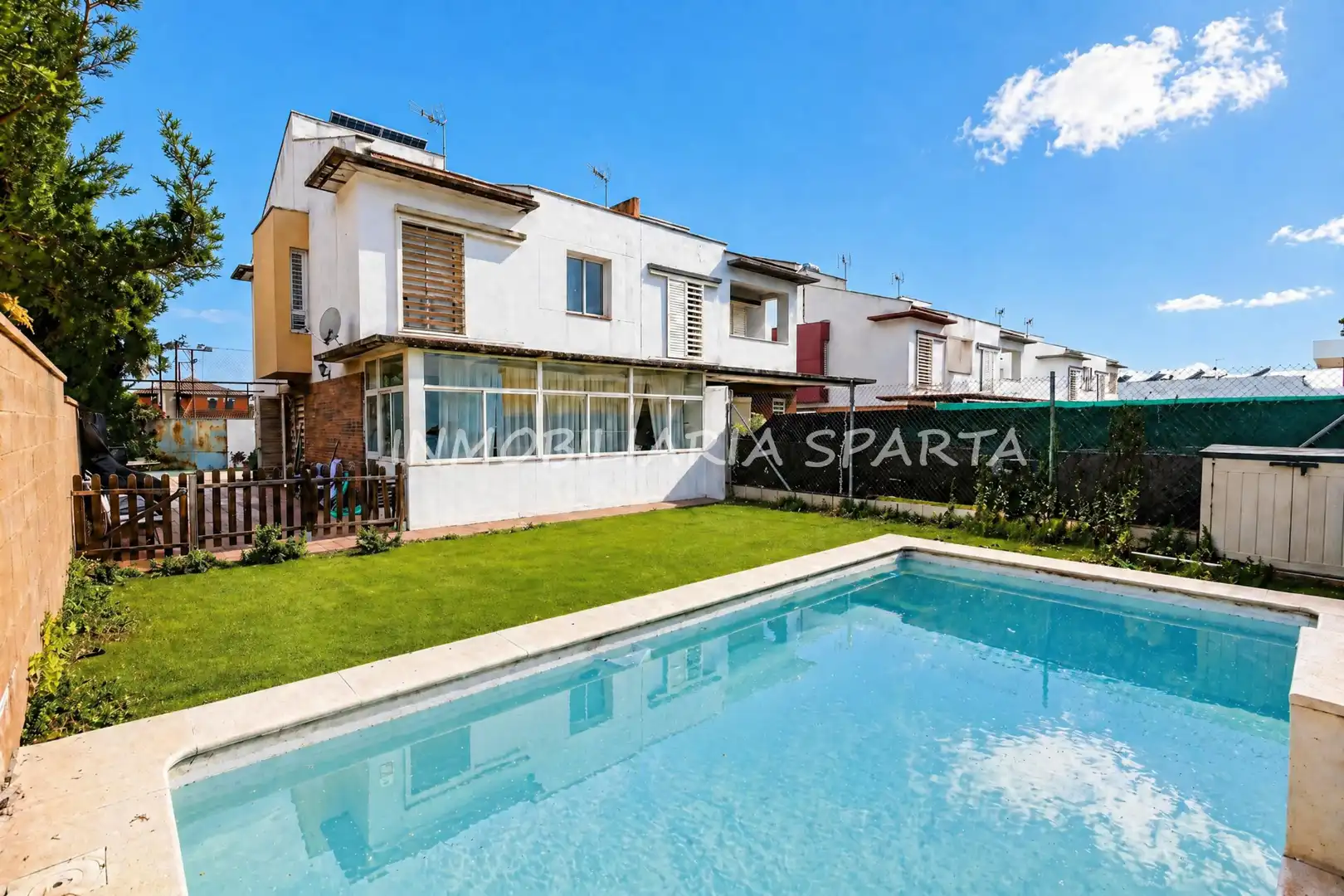 Vista exterior de Casa adosada en venta en Umbrete con Jardín privado y Piscina