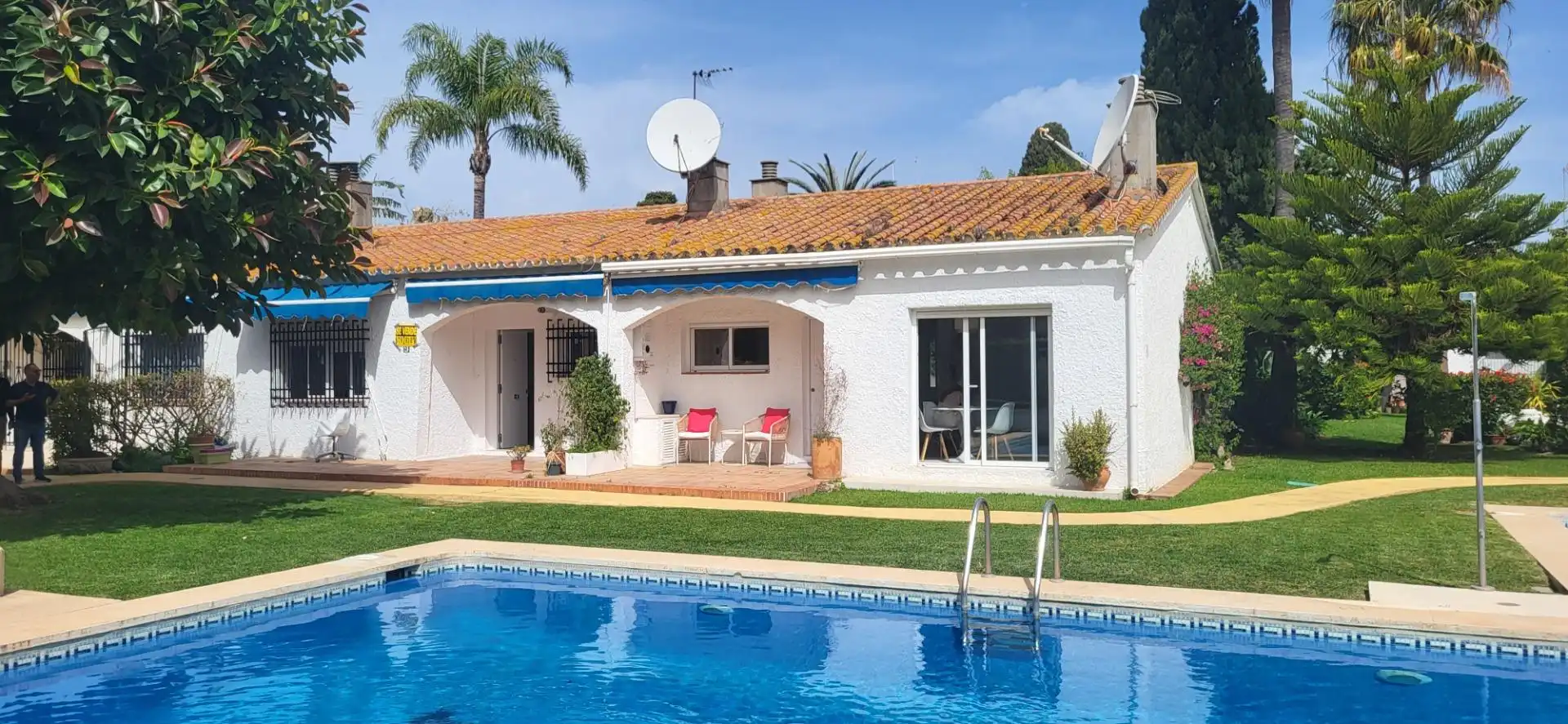 Vista exterior de Casa adosada en venta en Marbella con Piscina comunitaria