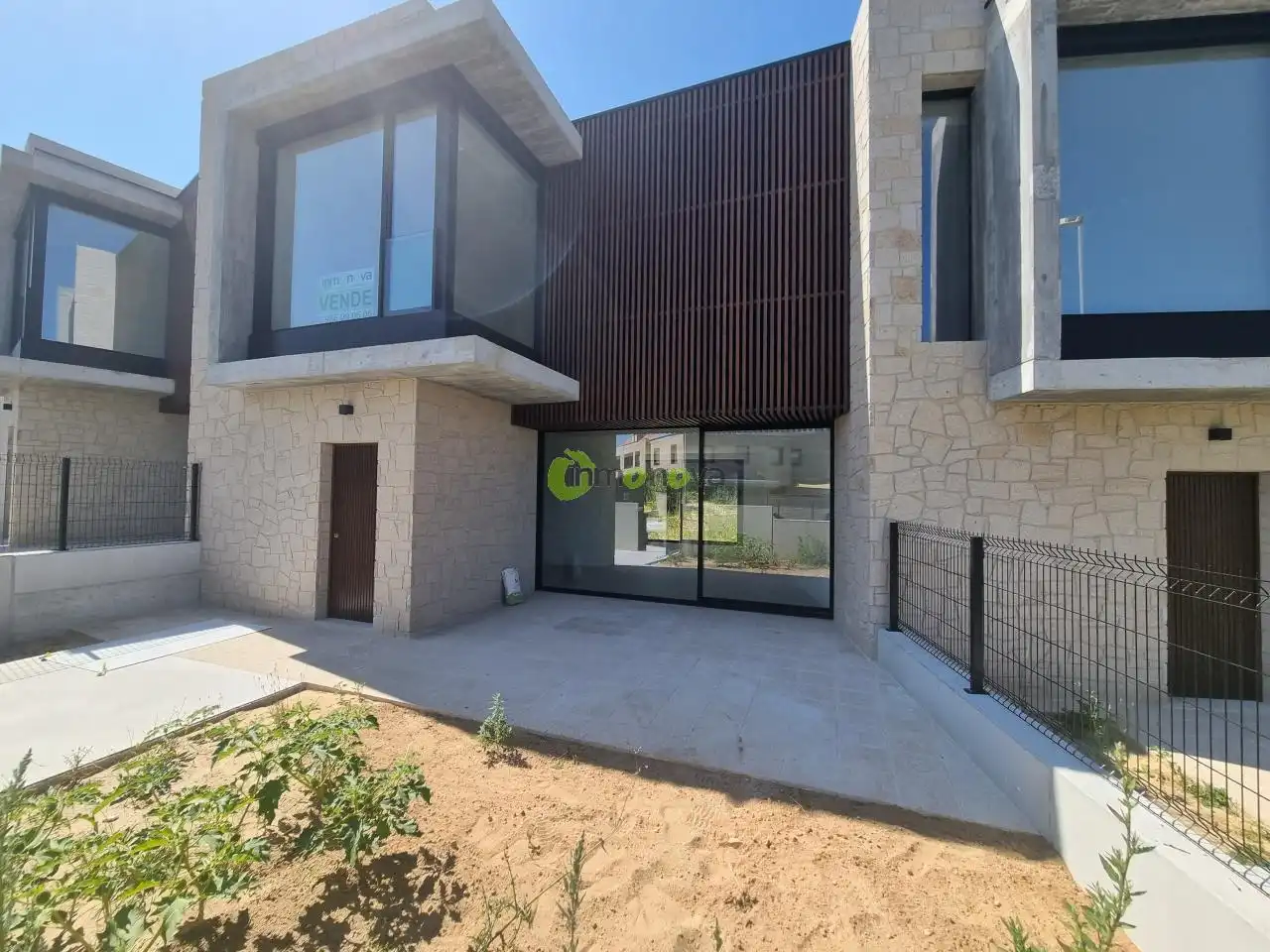 Vista exterior de Casa adosada en venta en Nigrán con Calefacción, Jardín privado y Terraza