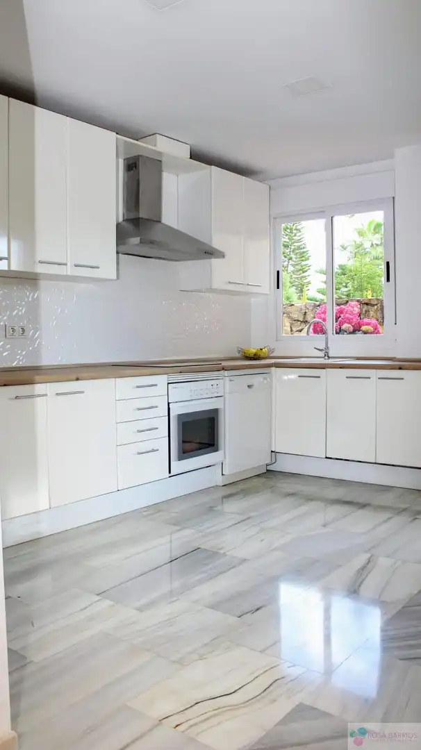 Kitchen of Houses for sale in Benahavís  with Terrace, Swimming Pool and Furnished